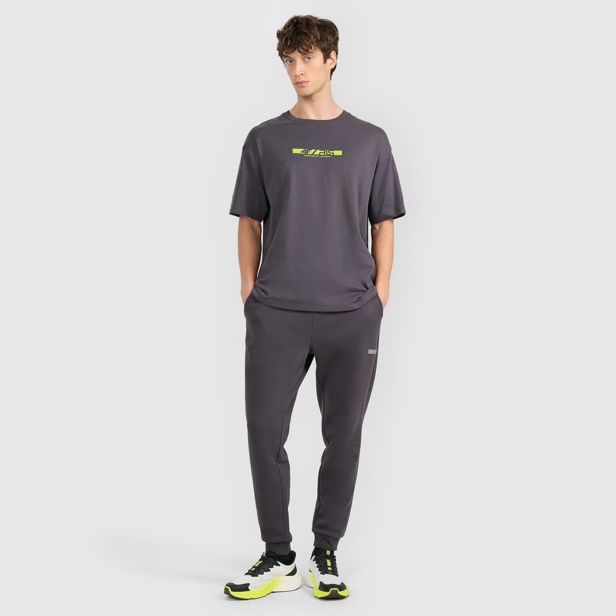 T-shirt oversize s potlačou pánsky 4F x Robert Lewandowski - sivý · záber 2