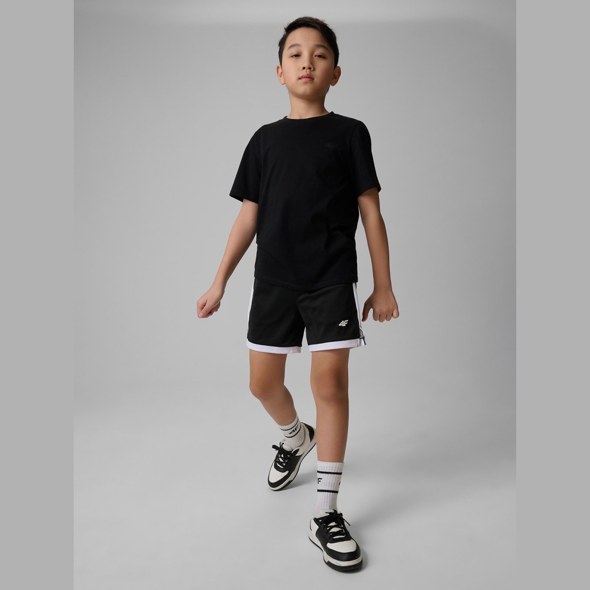 T-shirt regular hladký chlapčenský - čierny · záber 2