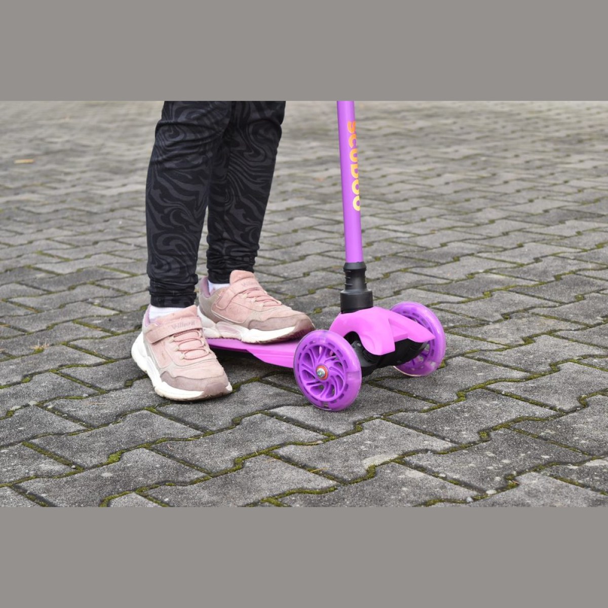 Trojkolka Scudoo Kido Pro so svietiacimi kolieskami - fialová · záber 5