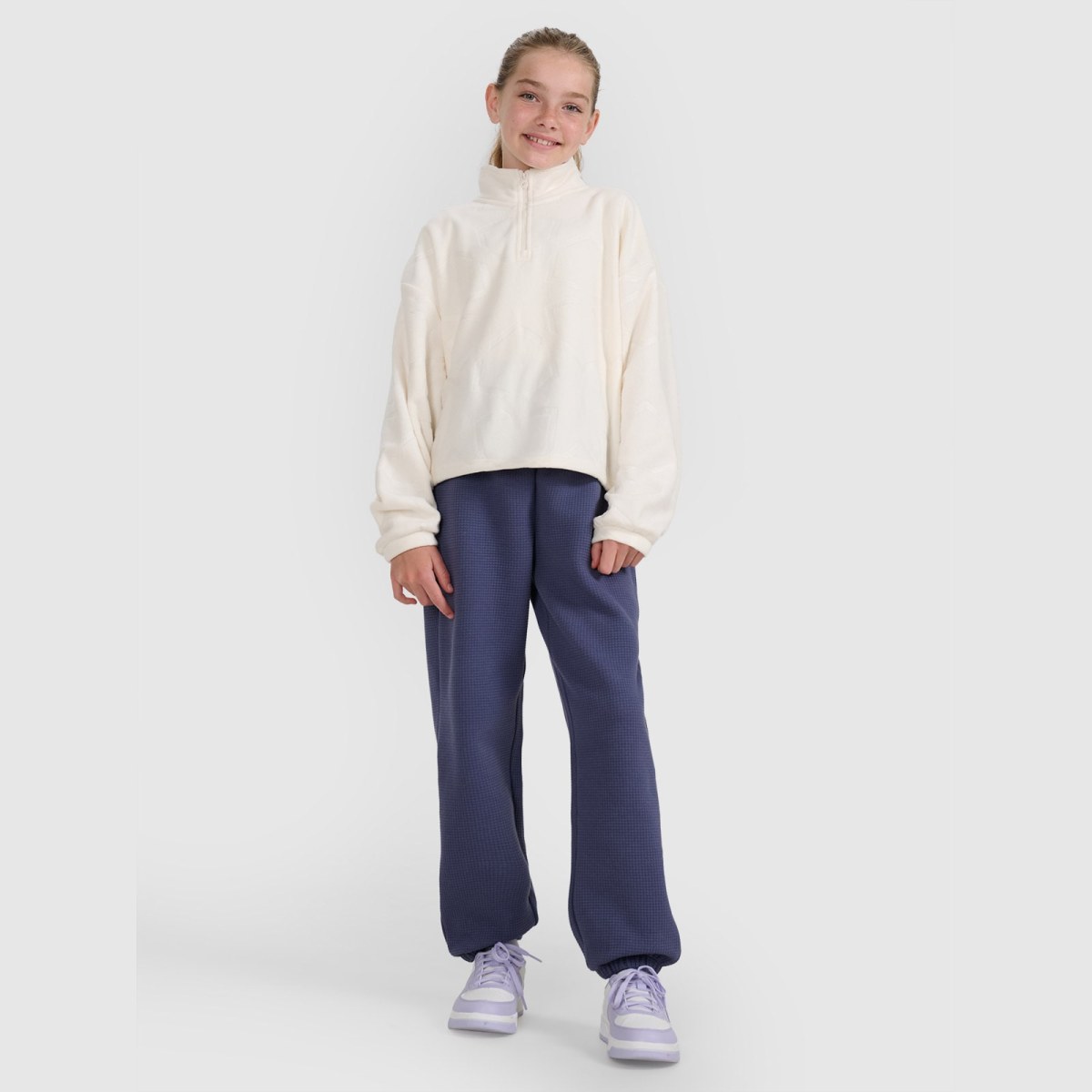 Dievčenský oversize fleece so stojačikom - biely · záber 2