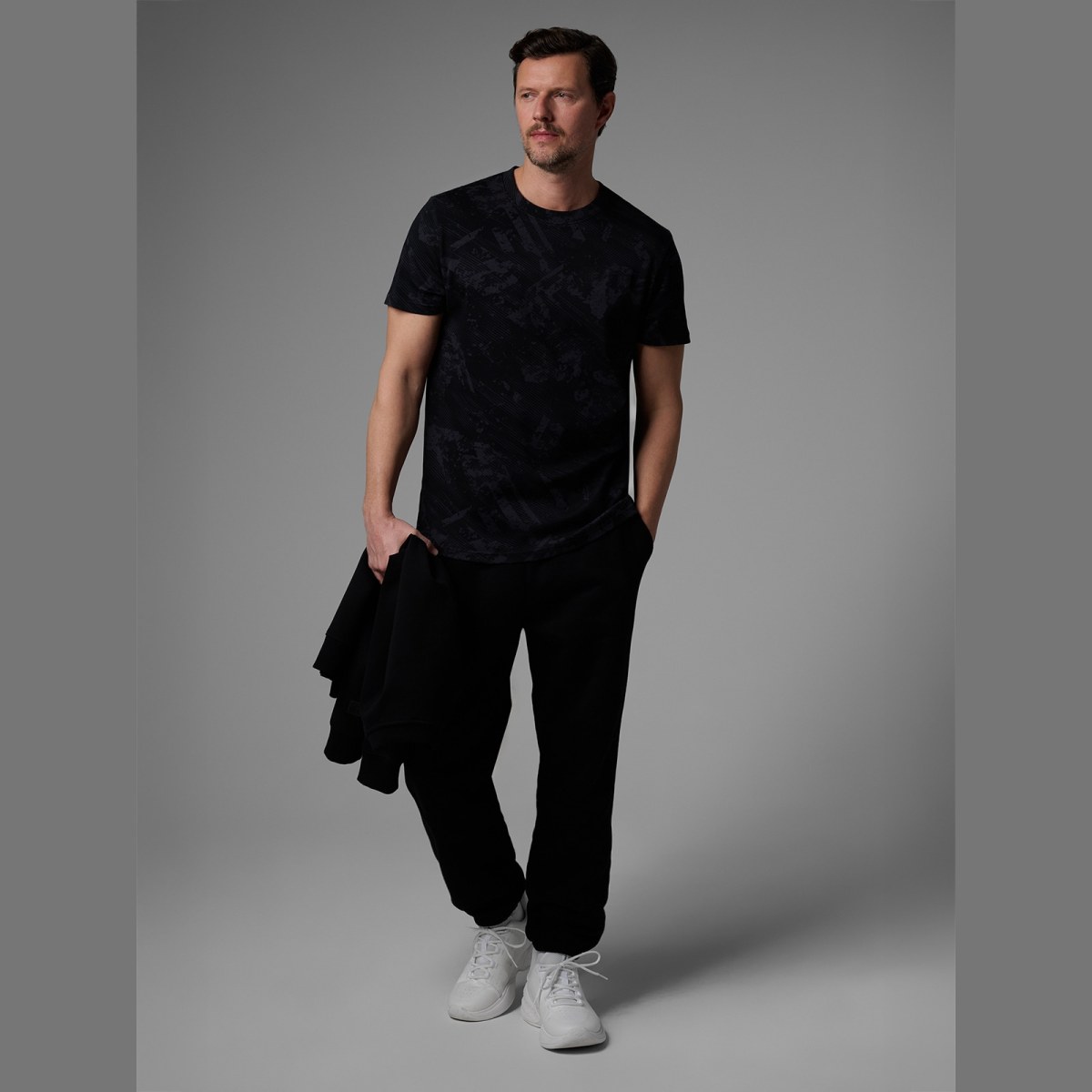 T-shirt regular s potlačou pánsky 4F x Robert Lewandowski - čierny · záber 4