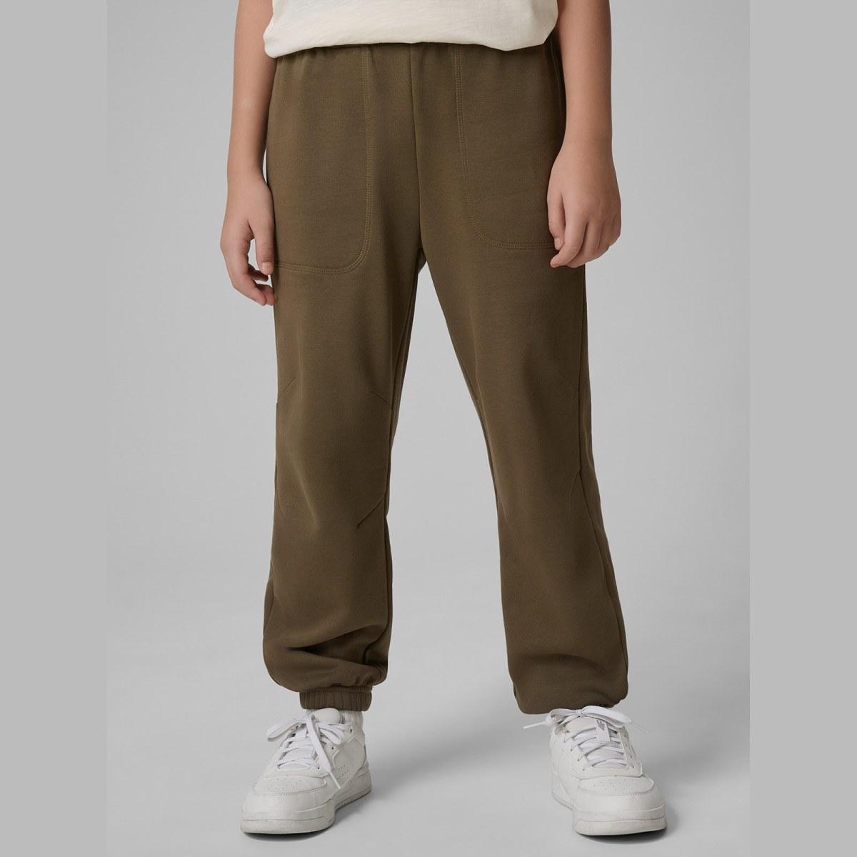 Teplákové nohavice joggery chlapčenské - khaki · záber 2