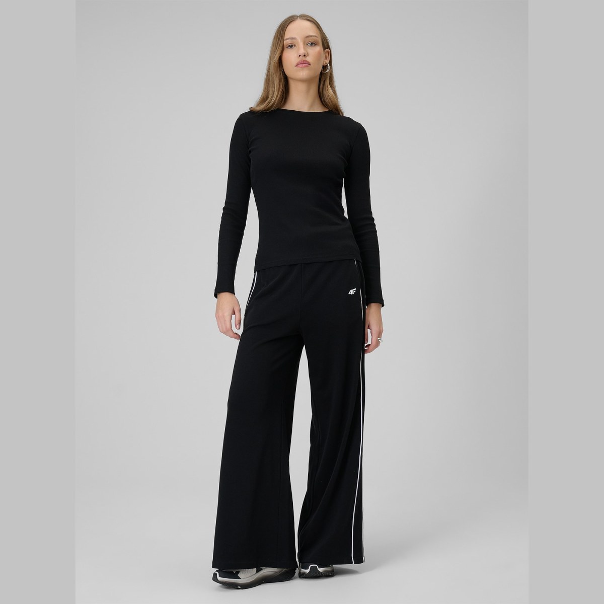 Longsleeve slim z rebrovanej pleteniny dámsky - čierny · záber 2