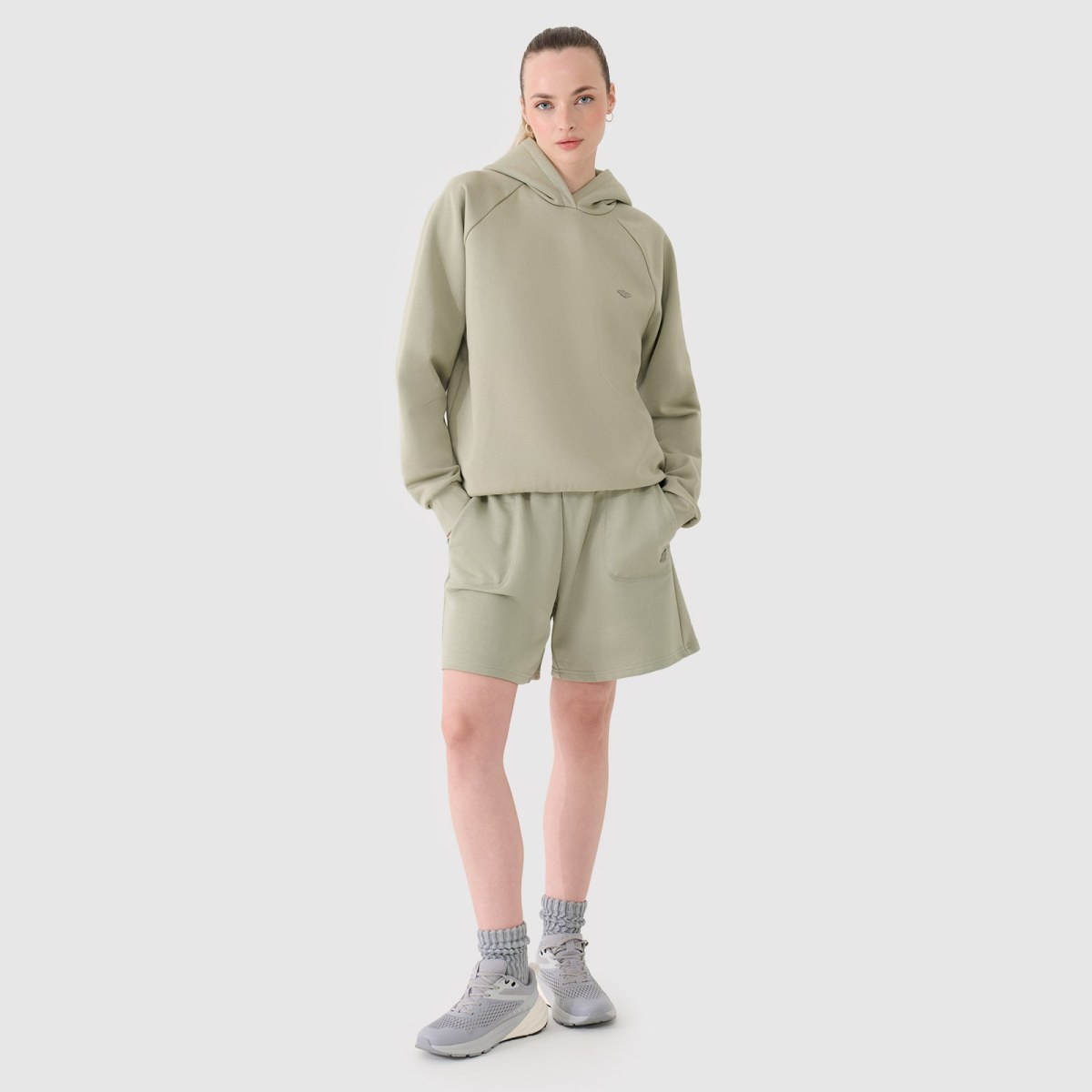 Unisex teplákové šortky - olivové · záber 2