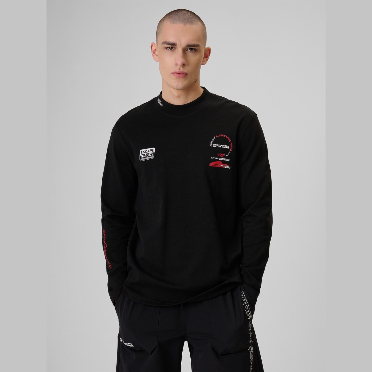 Pánsky relaxed longsleeve s potlačou - čierny · záber 1
