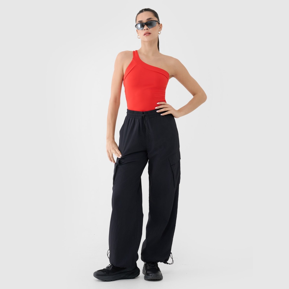 Dámske crop top tielko s asymetrickým ramienkom - červené · záber 2