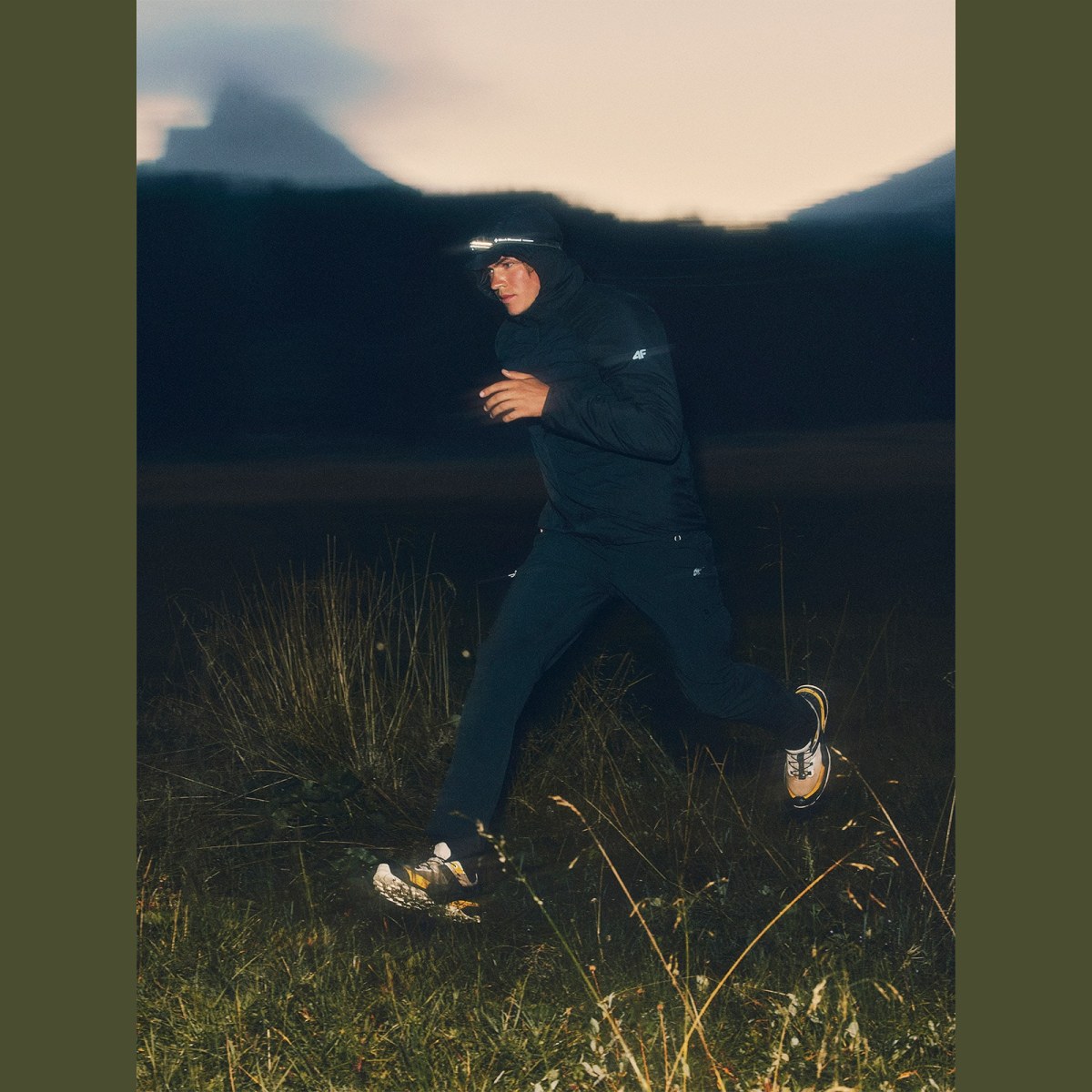 Pánska trekkingová bunda s výplňou Primaloft Silver - čierna · záber 1