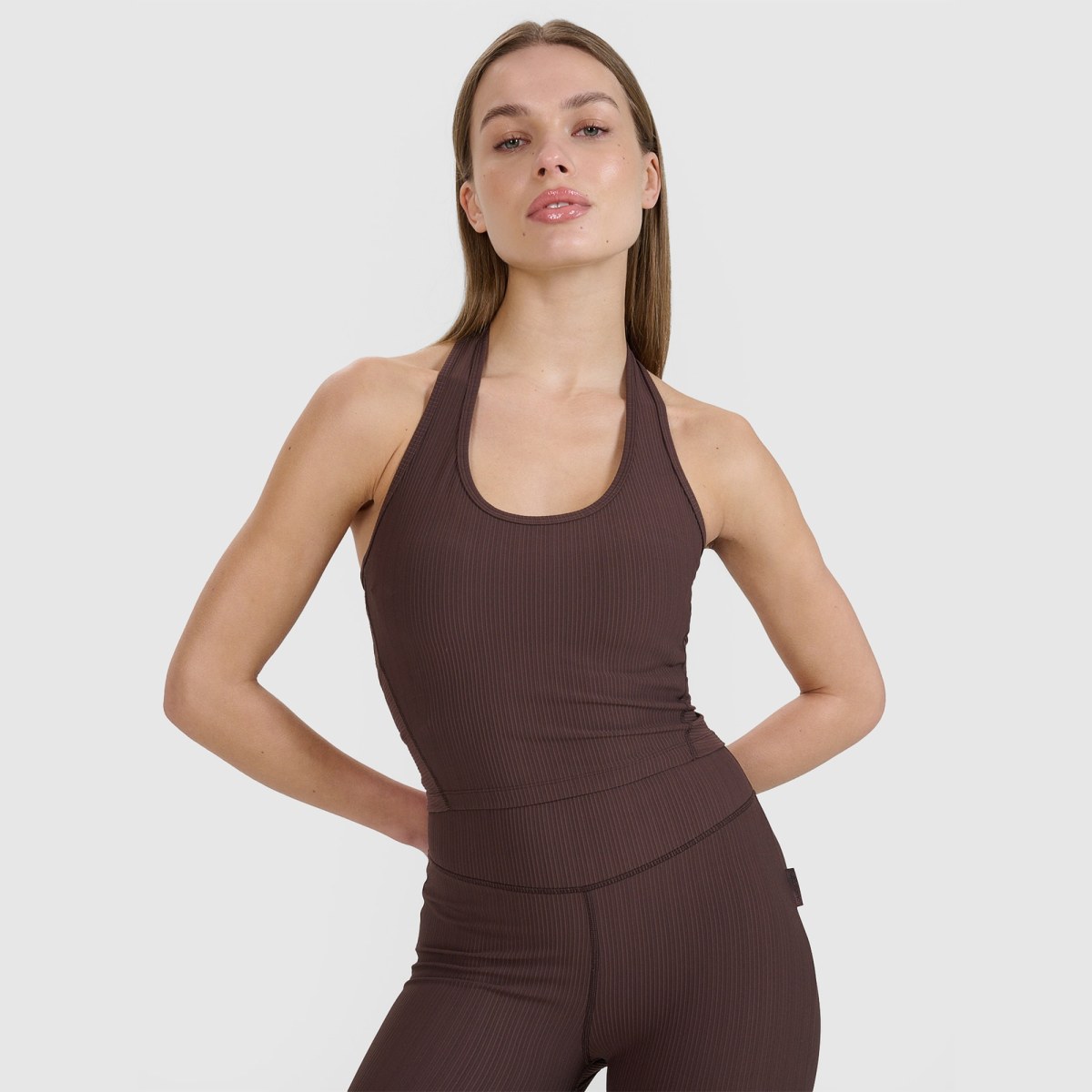 Dámsky slim crop-top bez potlače 4F x Anna Lewandowska - hnedý · záber 1