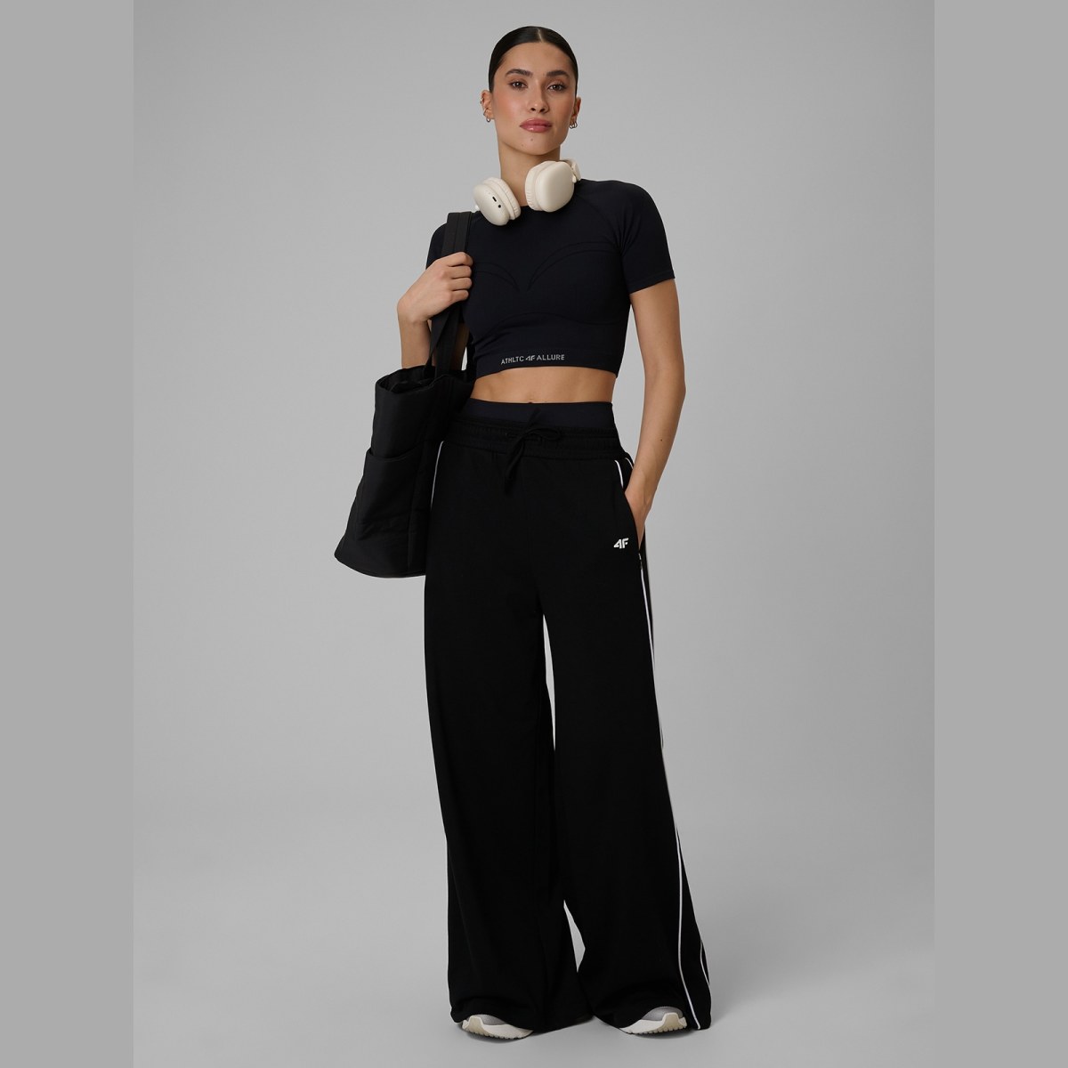 Dámsky bezšvový tréningový crop top - čierny · záber 2