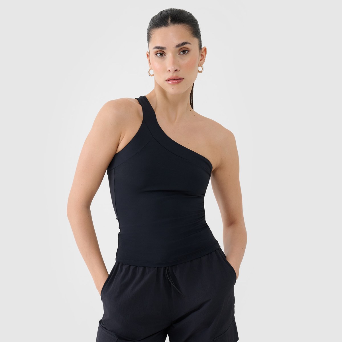 Dámske crop top tielko s asymetrickým ramienkom - čierne · záber 1