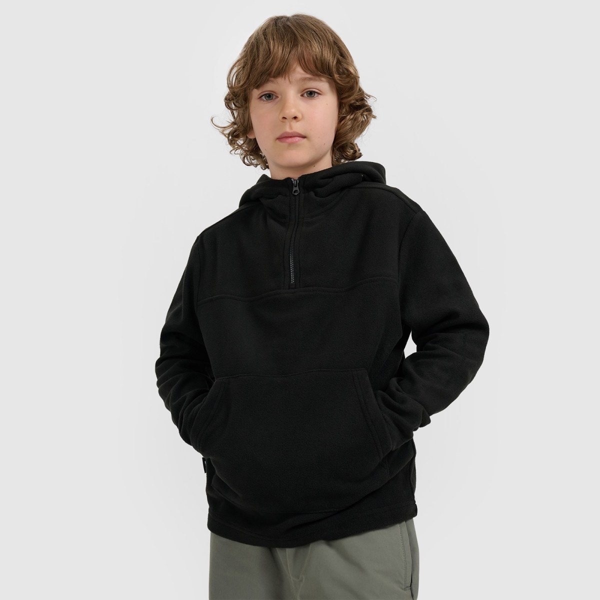 Chlapčenský regular fleece s kapucňou - čierny · záber 1