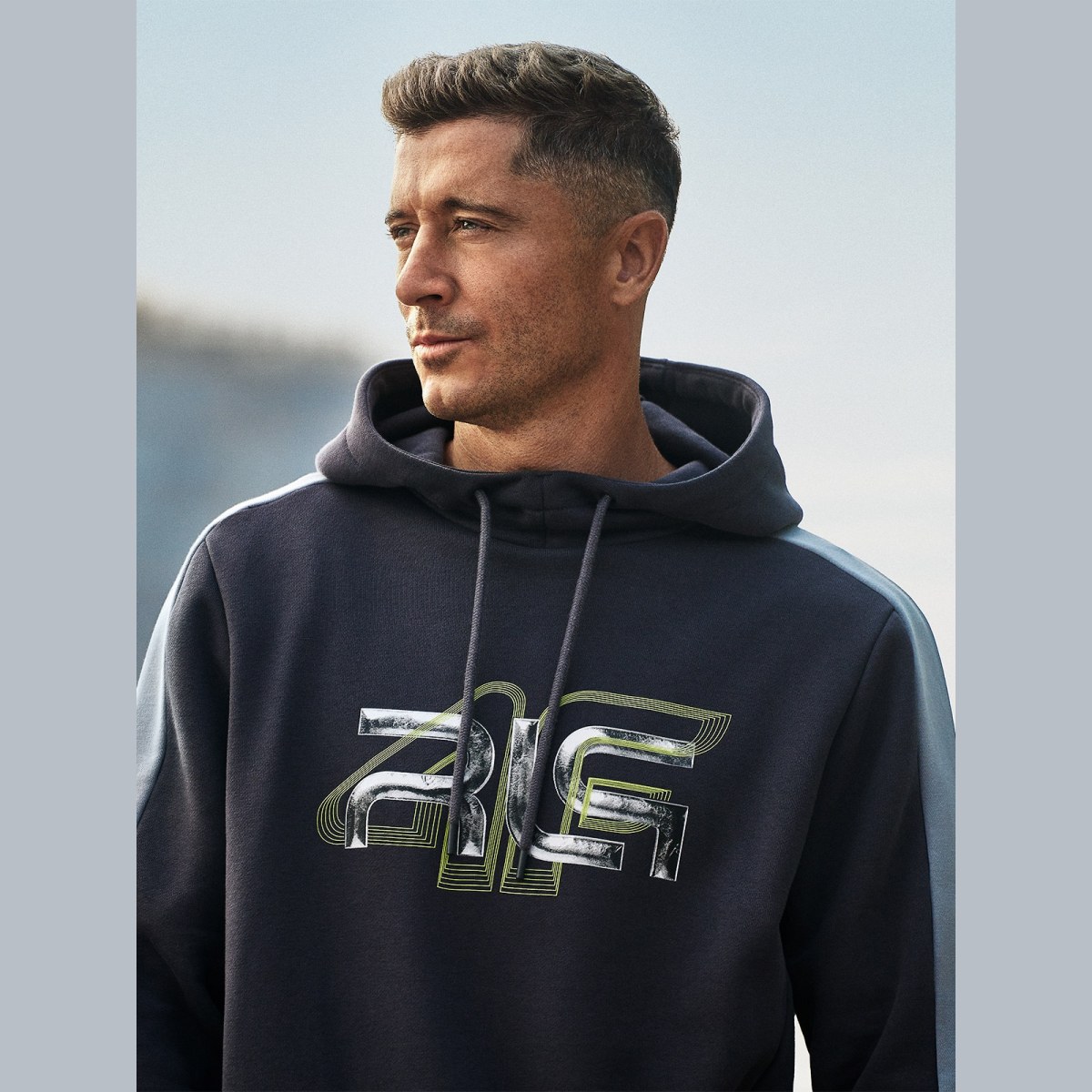 Tepláková mikina bez zipsu s kapucňou pánska 4F x Robert Lewandowski - sivá · záber 1