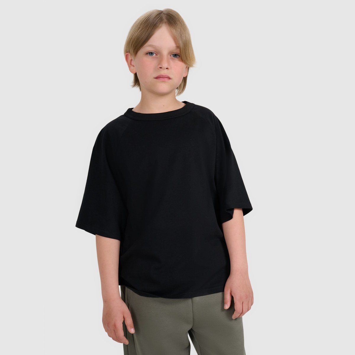 Chlapčenské oversize hladké tričko - čierne · záber 1