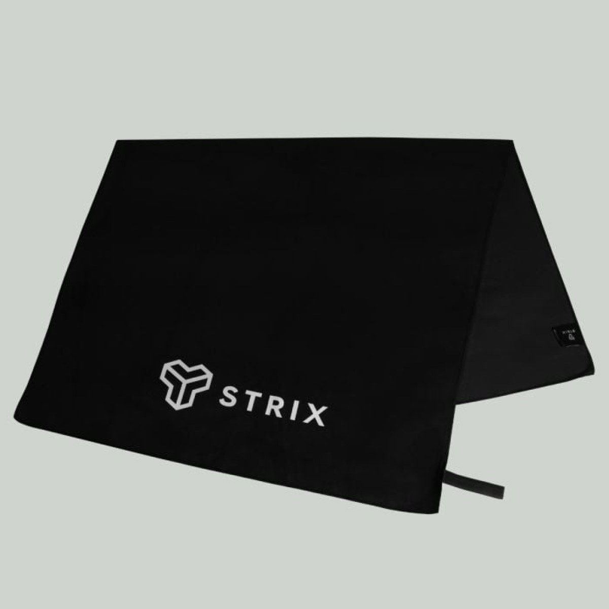STRIX Športový uterák Medium Essential Black · záber 1