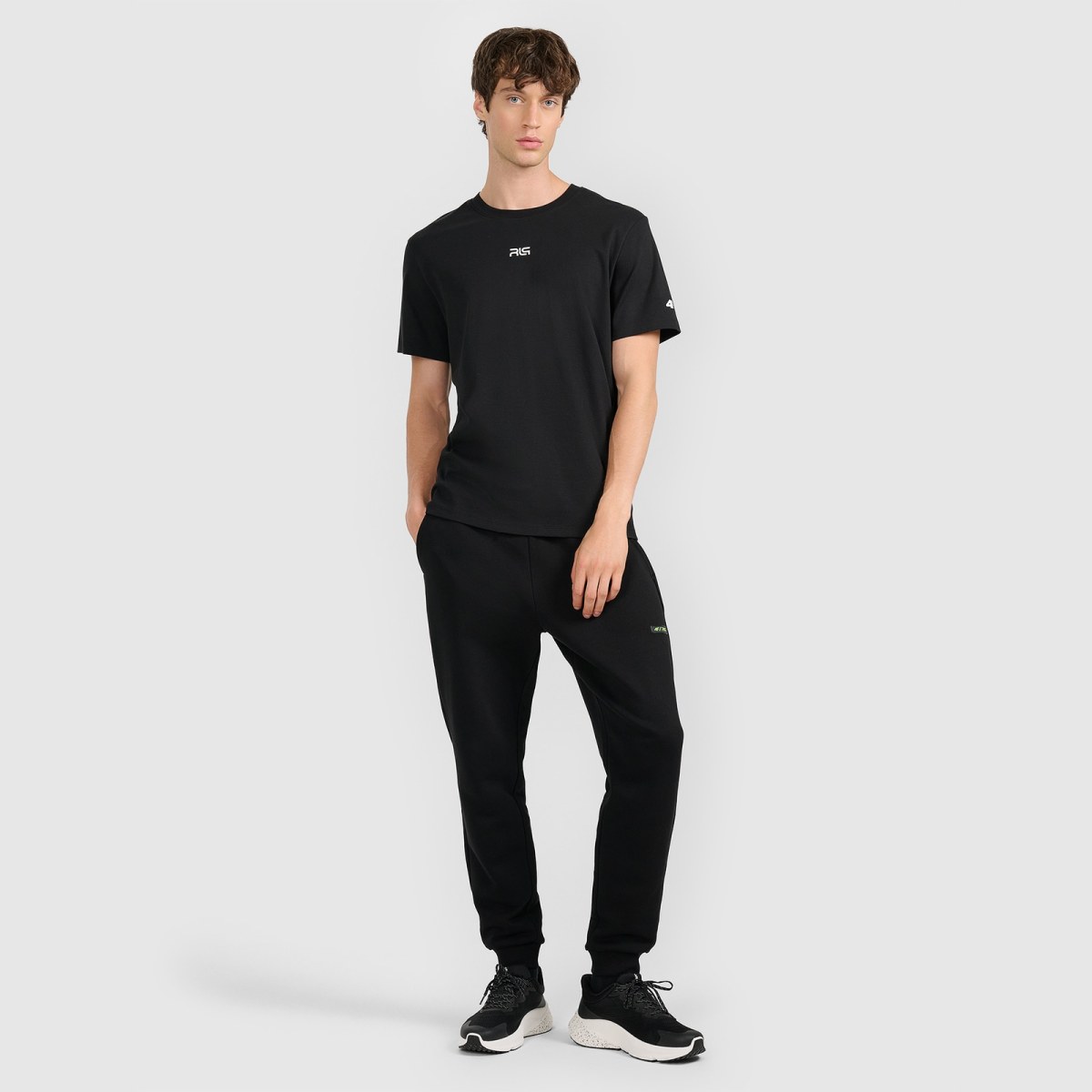 T-shirt regular s potlačou pánsky 4F x Robert Lewandowski - čierna · záber 2