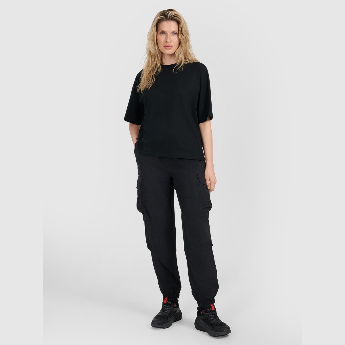 Dámske oversize hladké tričko - čierna · záber 4