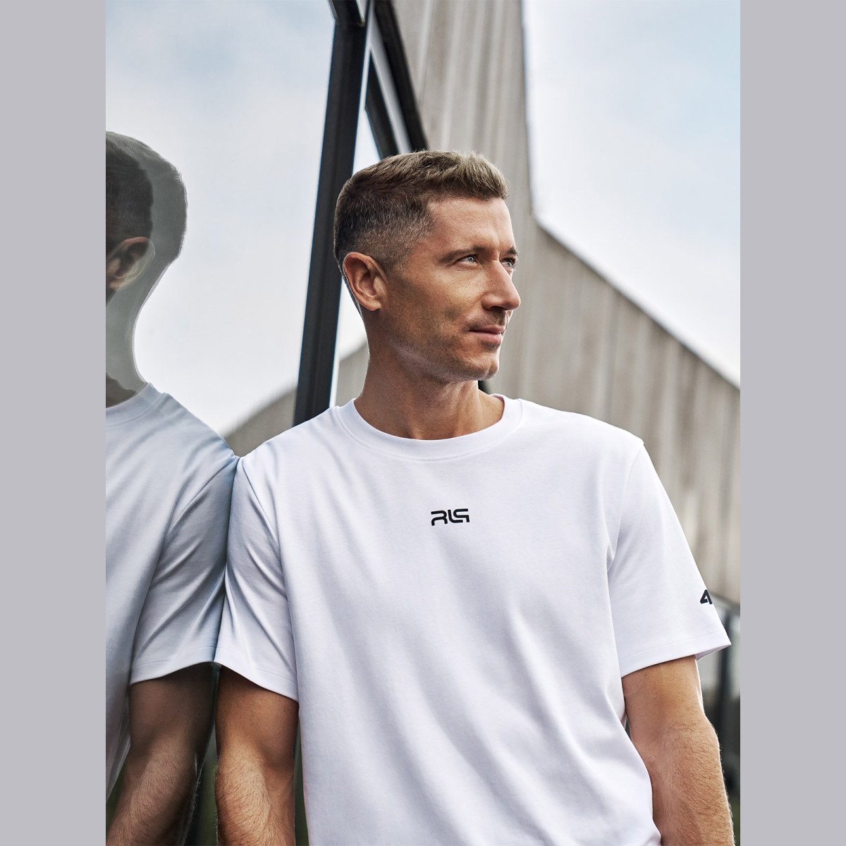 T-shirt regular s potlačou pánsky 4F x Robert Lewandowski - biela · záber 1