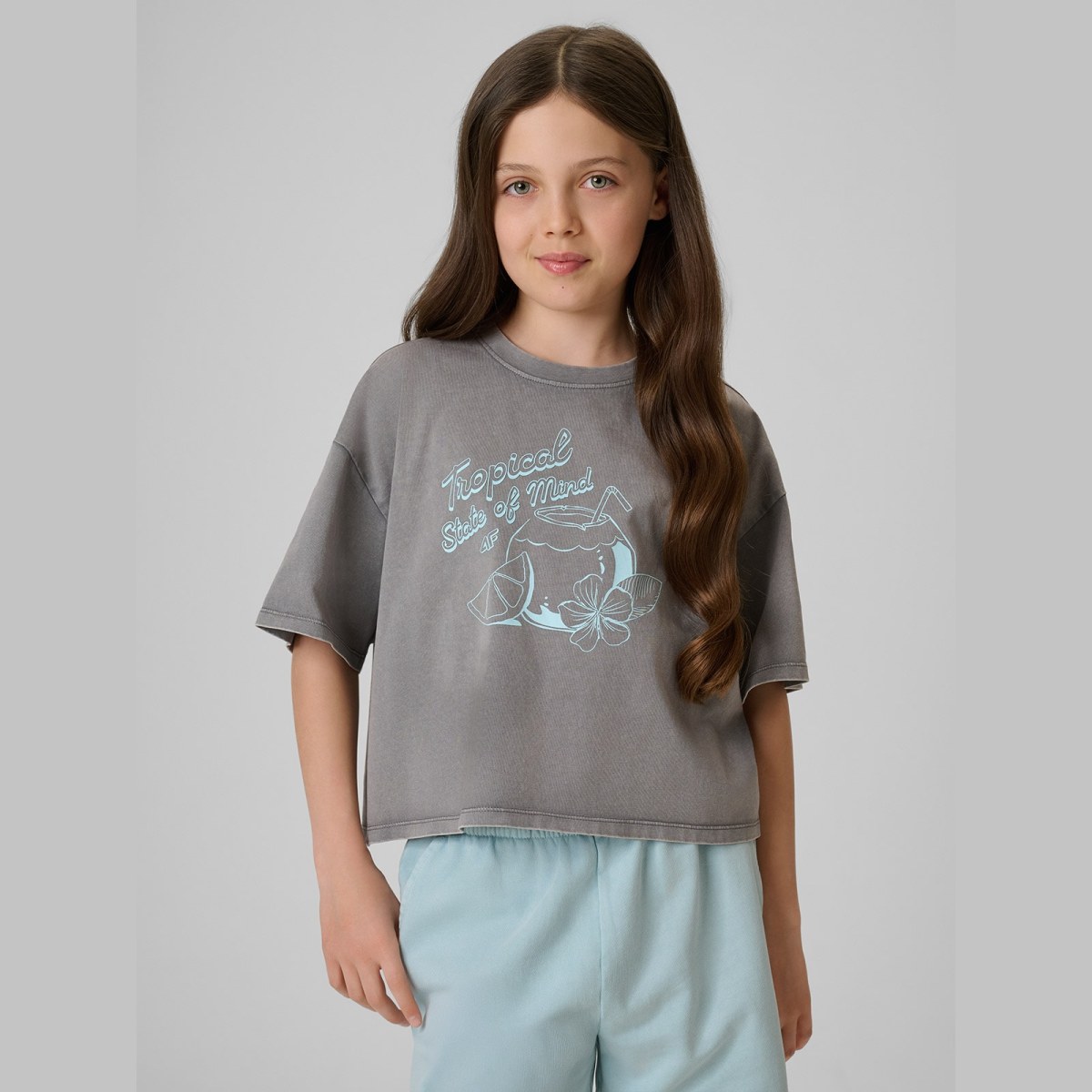 Dievčenský loose crop top s potlačou - sivý · záber 1