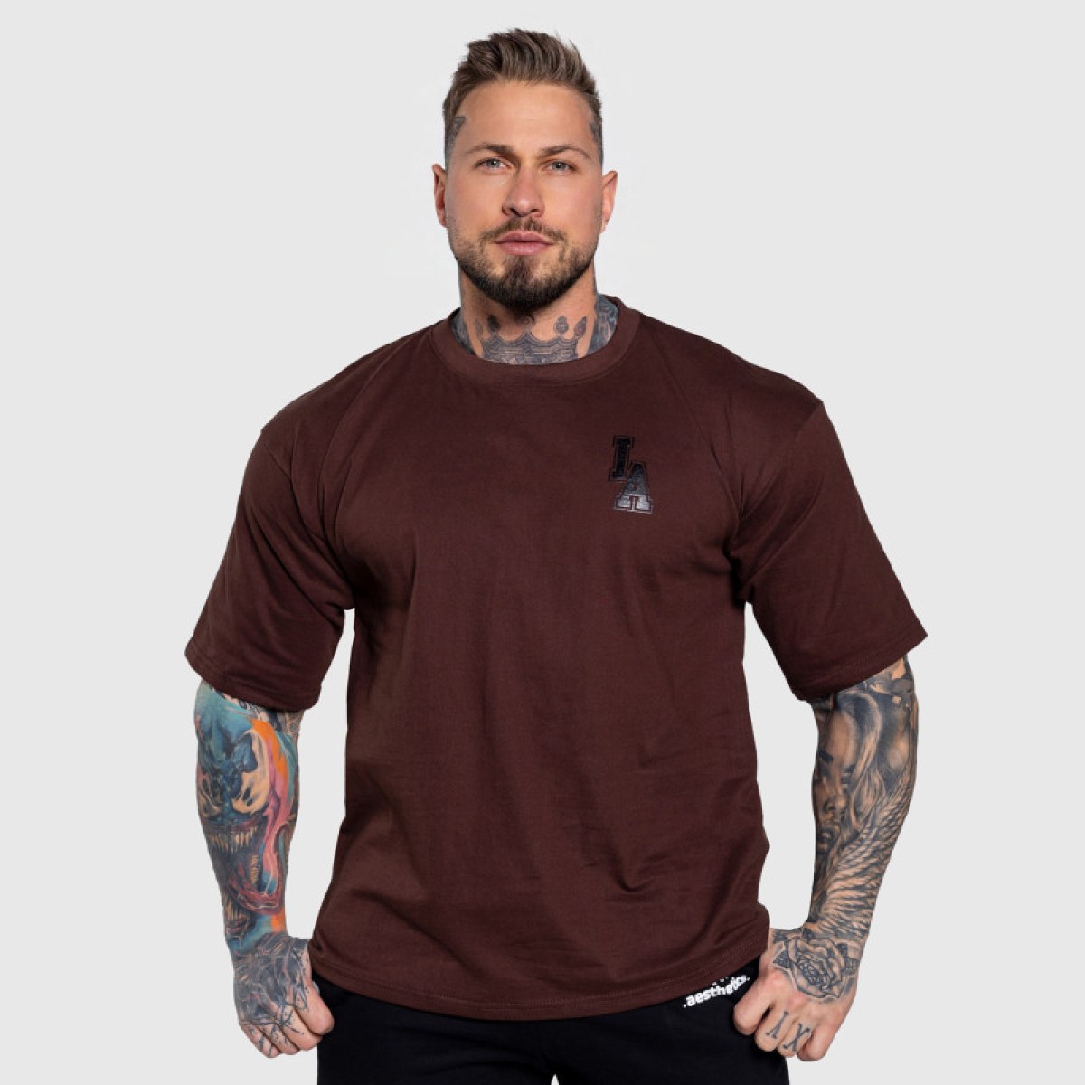 Oversize tričko Iron Aesthetics College, hnedé · záber 2