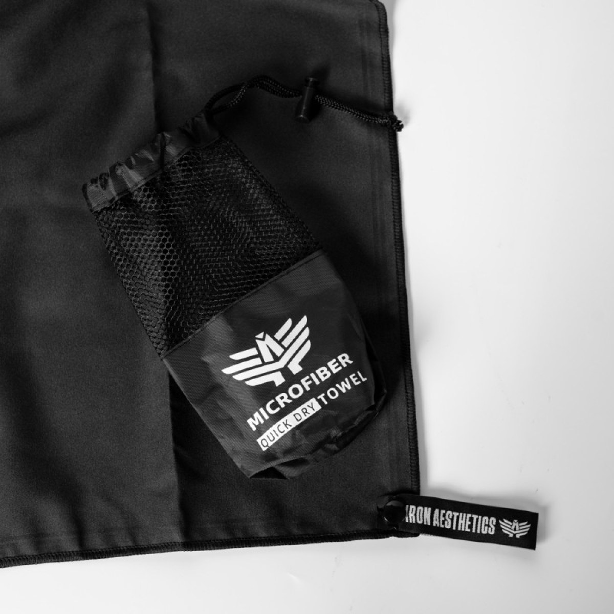 Športový rýchloschnúci uterák Iron Aesthetics Dry, čierny · záber 3