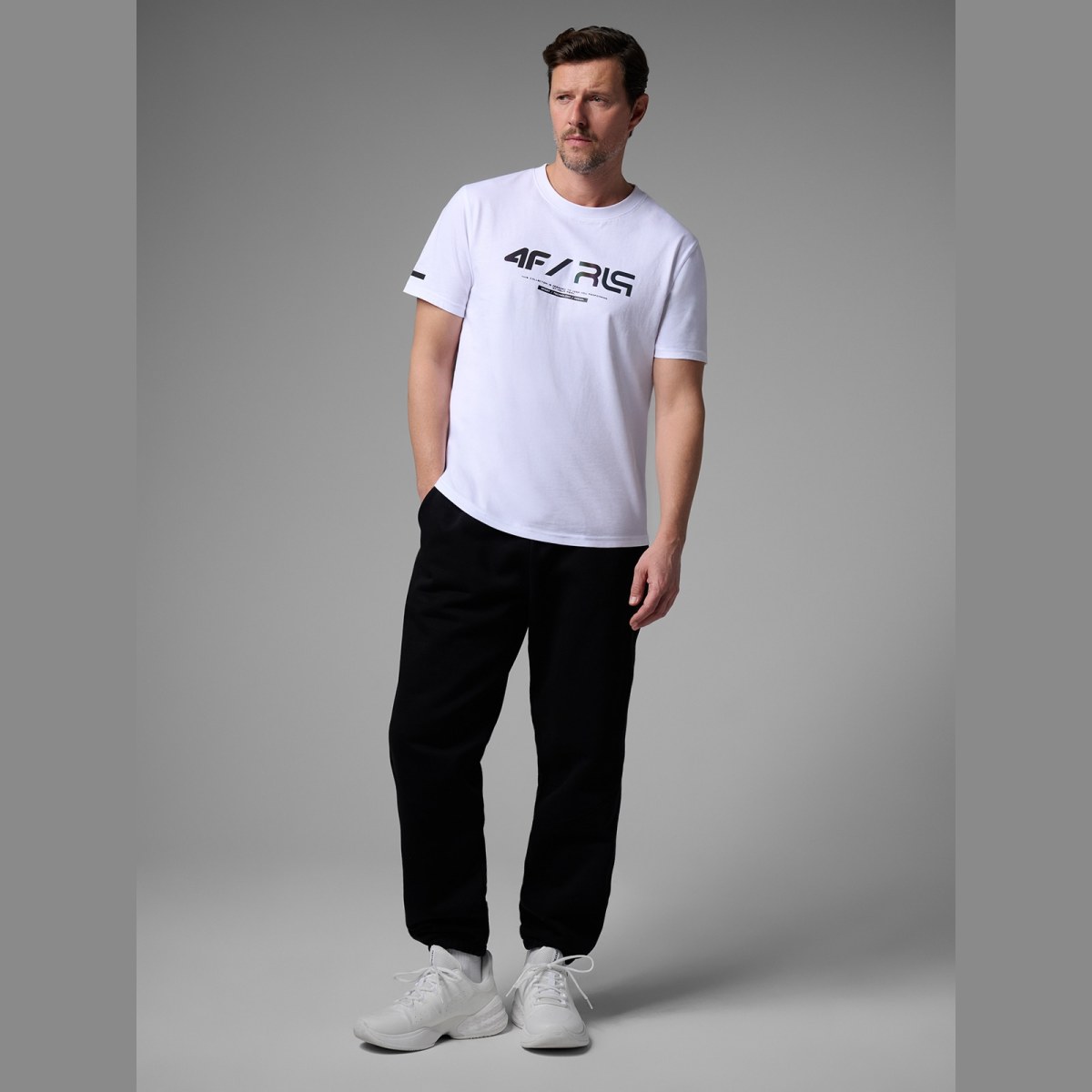 T-shirt regular s potlačou pánsky 4F x Robert Lewandowski - biely · záber 4