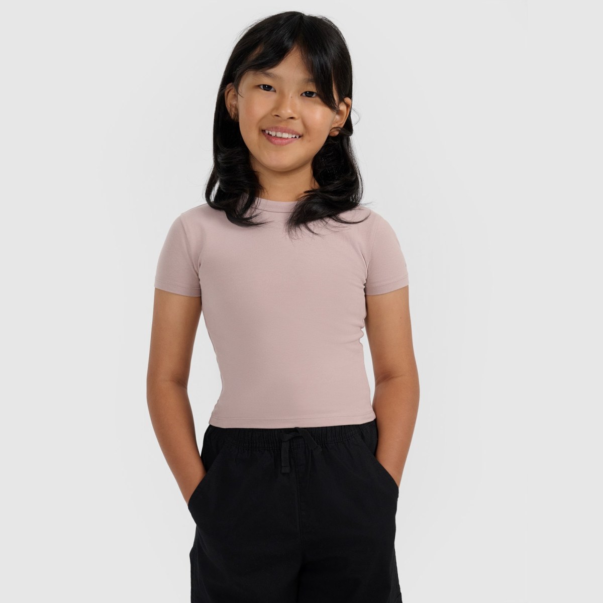 Dievčenský slim crop top hladký - hnedý · záber 1