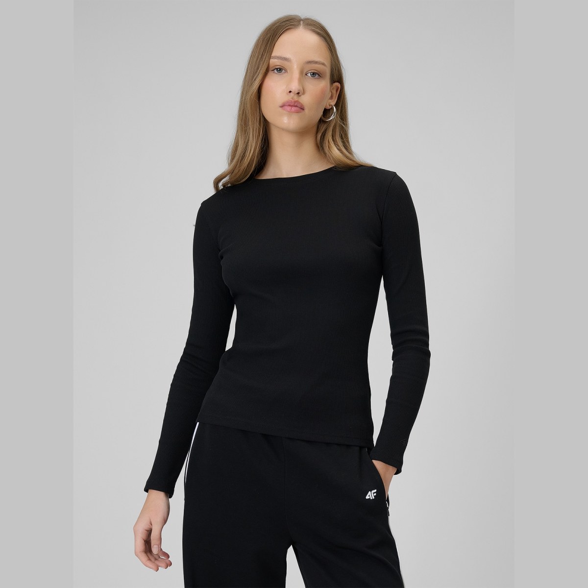 Longsleeve slim z rebrovanej pleteniny dámsky - čierny · záber 1