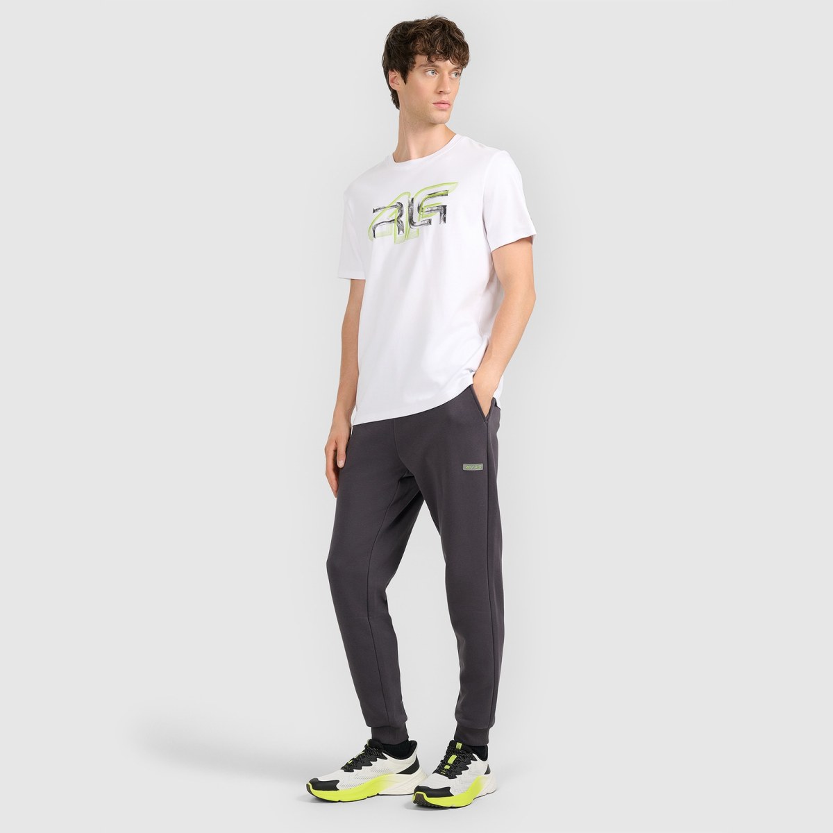 T-shirt regular s potlačou pánsky 4F x Robert Lewandowski - biely · záber 2