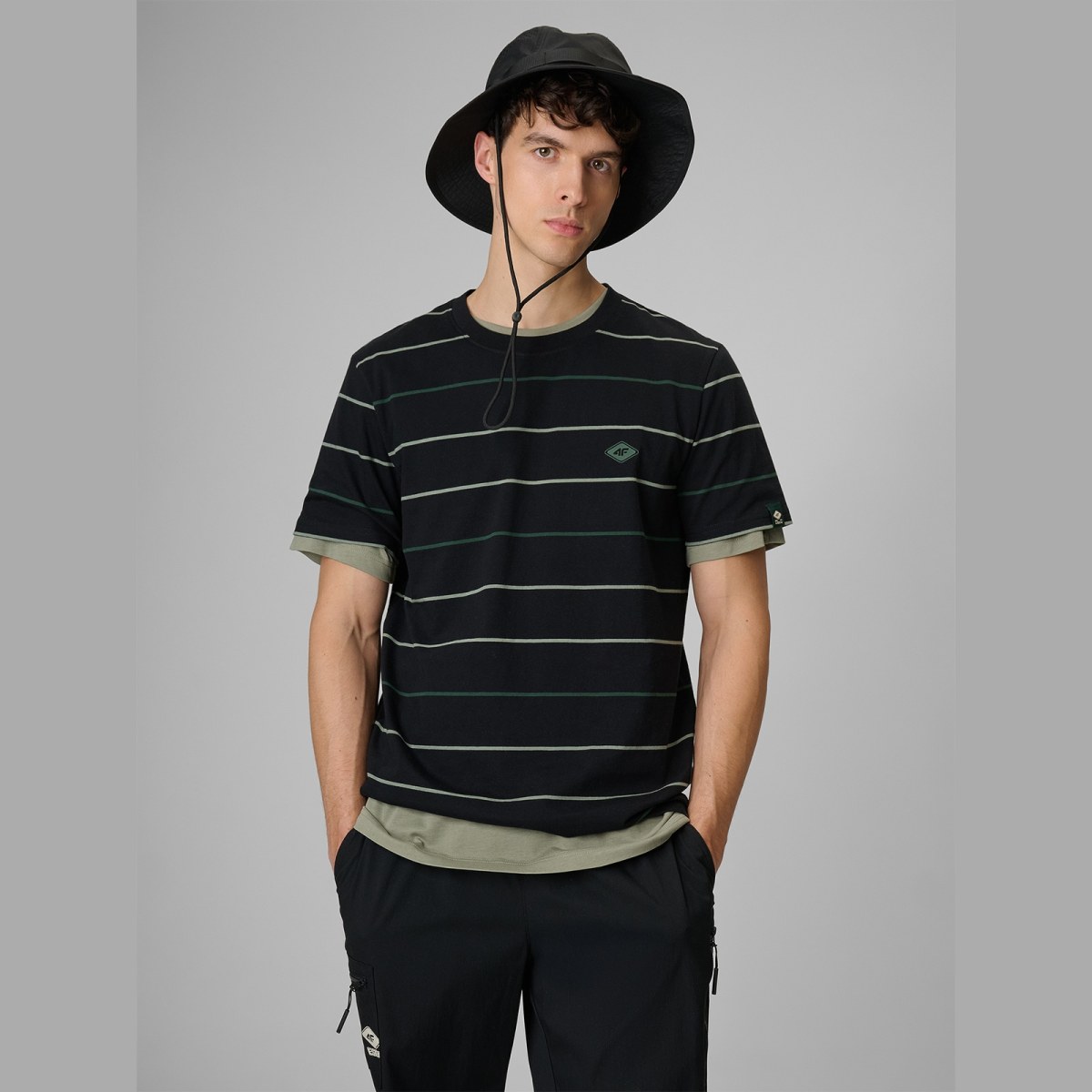 T-shirt regular s potlačou pánsky - čierny · záber 1