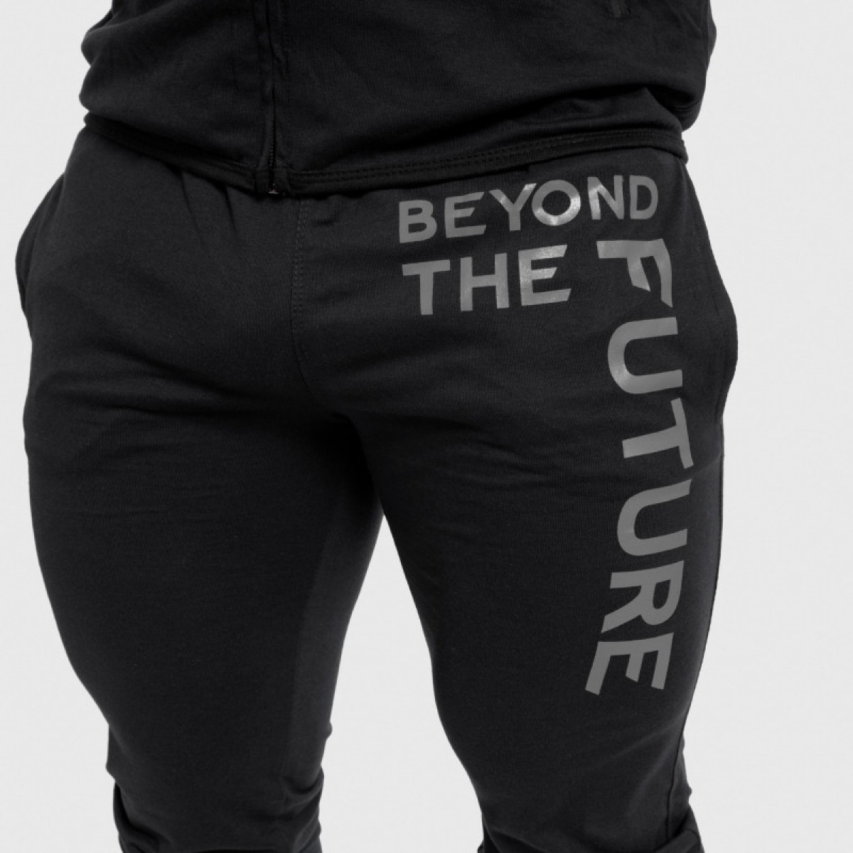Pánske SlimFit tepláky Beyond the Future, čierne · záber 5