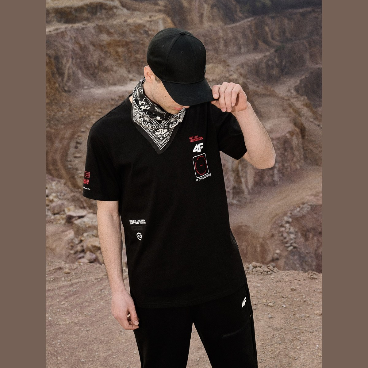 T-shirt regular s potlačou pánsky - čierny · záber 1