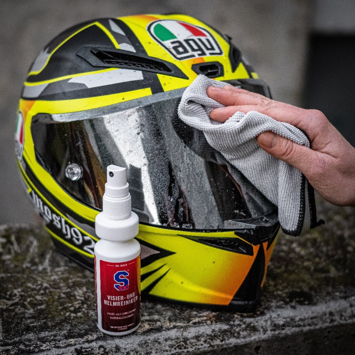 S100 Visor & Helmet Cleaner s utierkou z mikrovlákna · záber 5