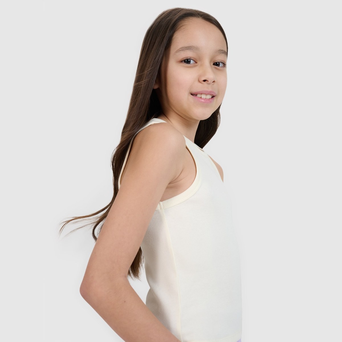 Dievčenský crop top slim z rebrovanej pleteniny - biely · záber 2