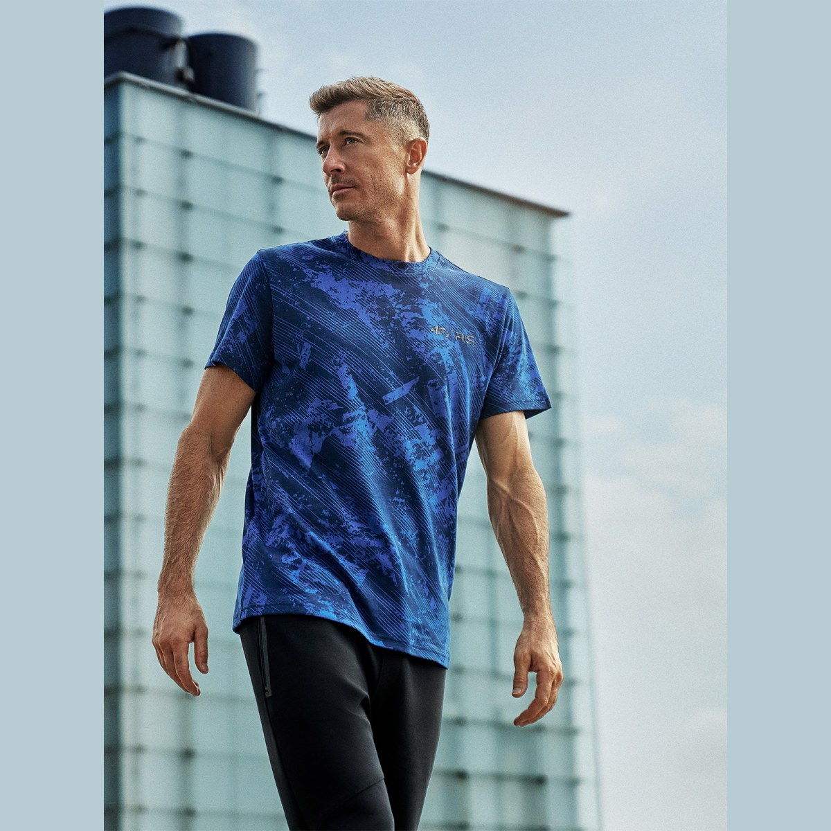 T-shirt regular s potlačou pánsky 4F x Robert Lewandowski - tmavomodrý · záber 1