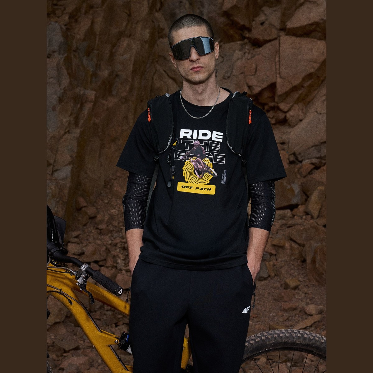 Relaxed pánske tričko s potlačou - čierne · záber 1