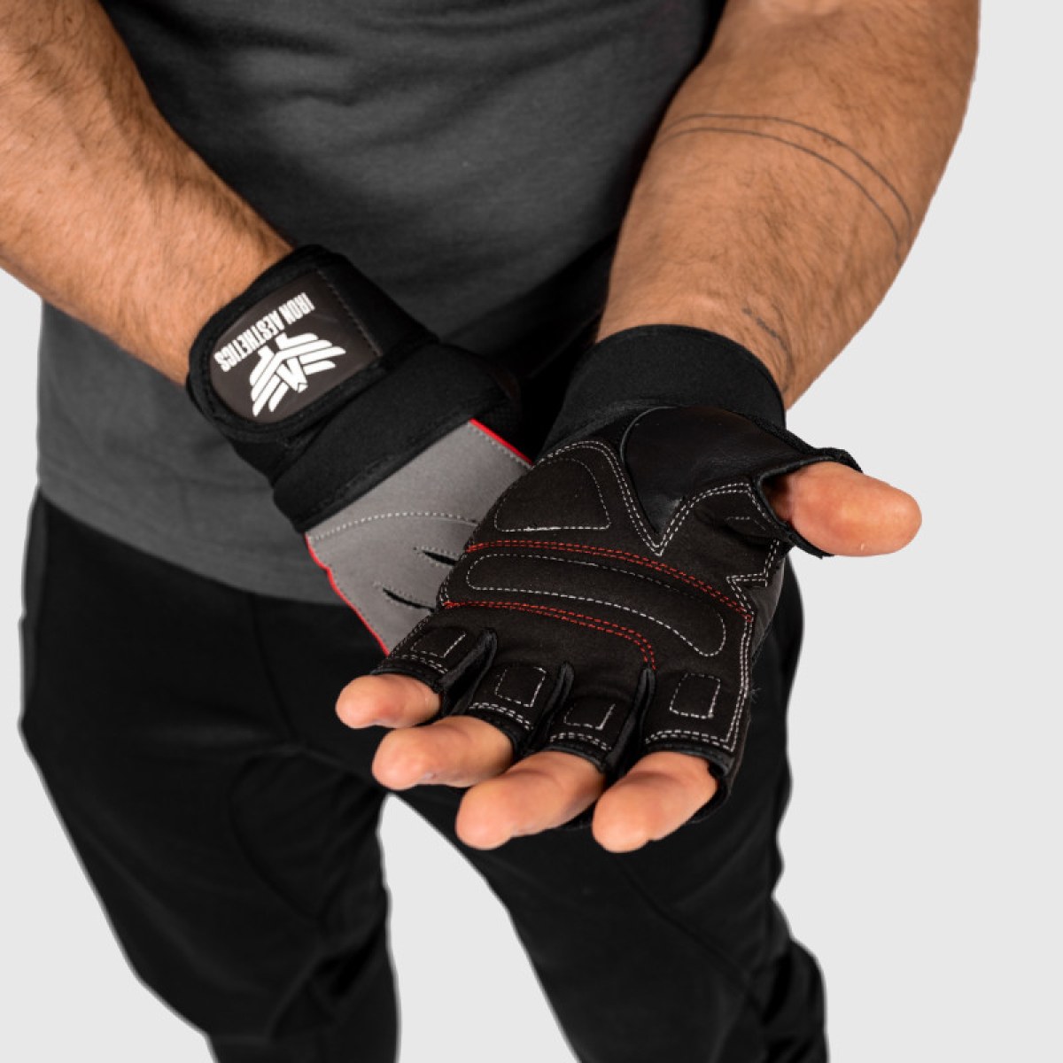 Fitness rukavice Iron Aesthetics Leather Beast, sivé · záber 4