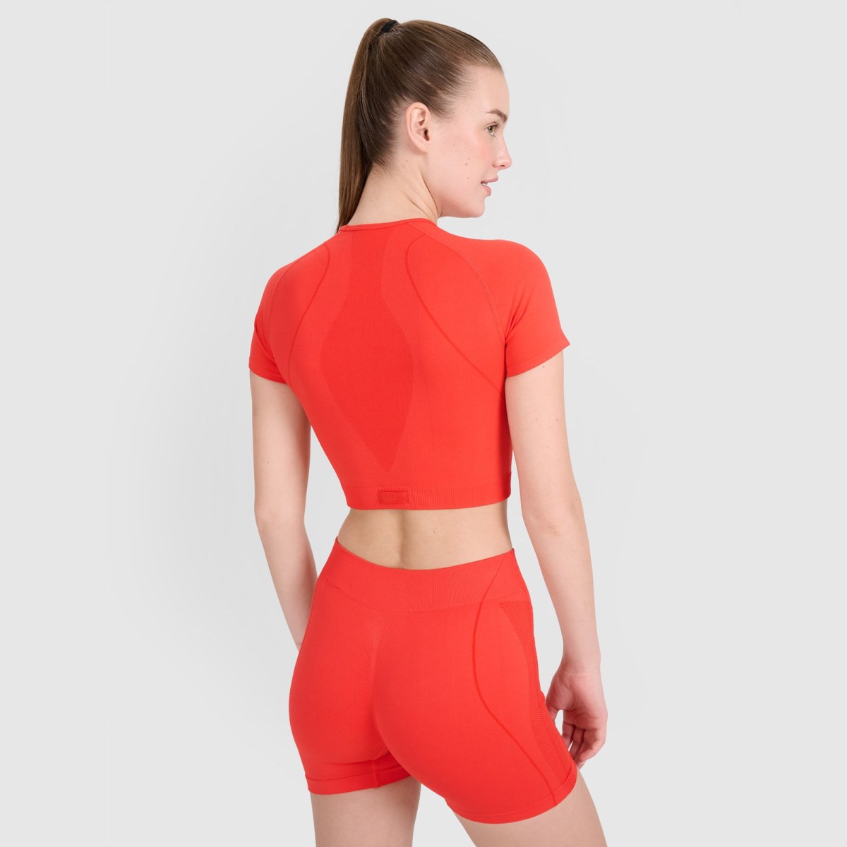 Dámsky rýchloschnúci tréningový slim crop top - červený · záber 2