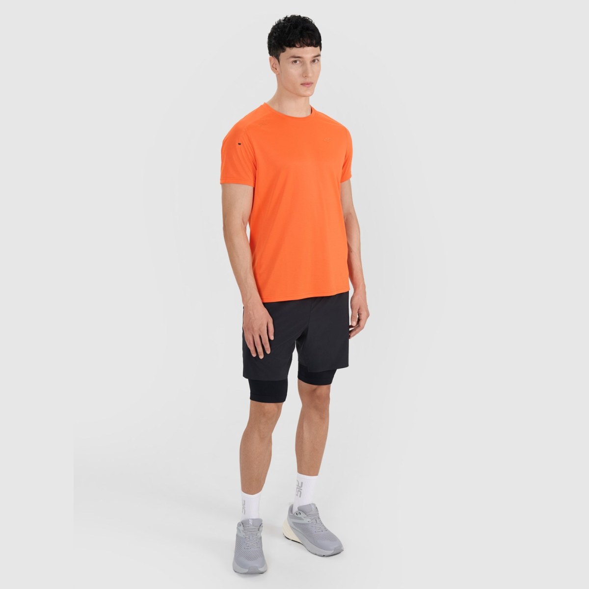 Pánske rýchloschnúce tréningové tričko 4F x Robert Lewandowski - oranžové · záber 2