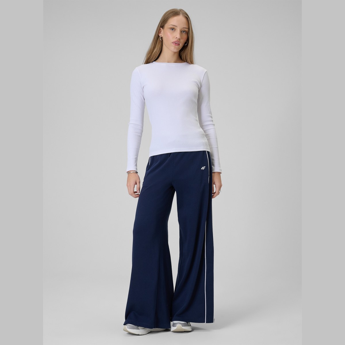 Longsleeve slim z rebrovanej pleteniny dámsky - biely · záber 2