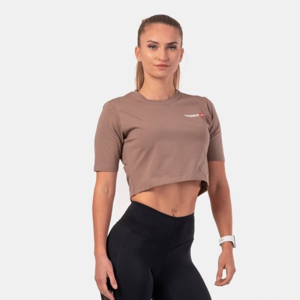 NEBBIA Dámske tričko Crop Top Minimalist Logo Brown S · záber 1