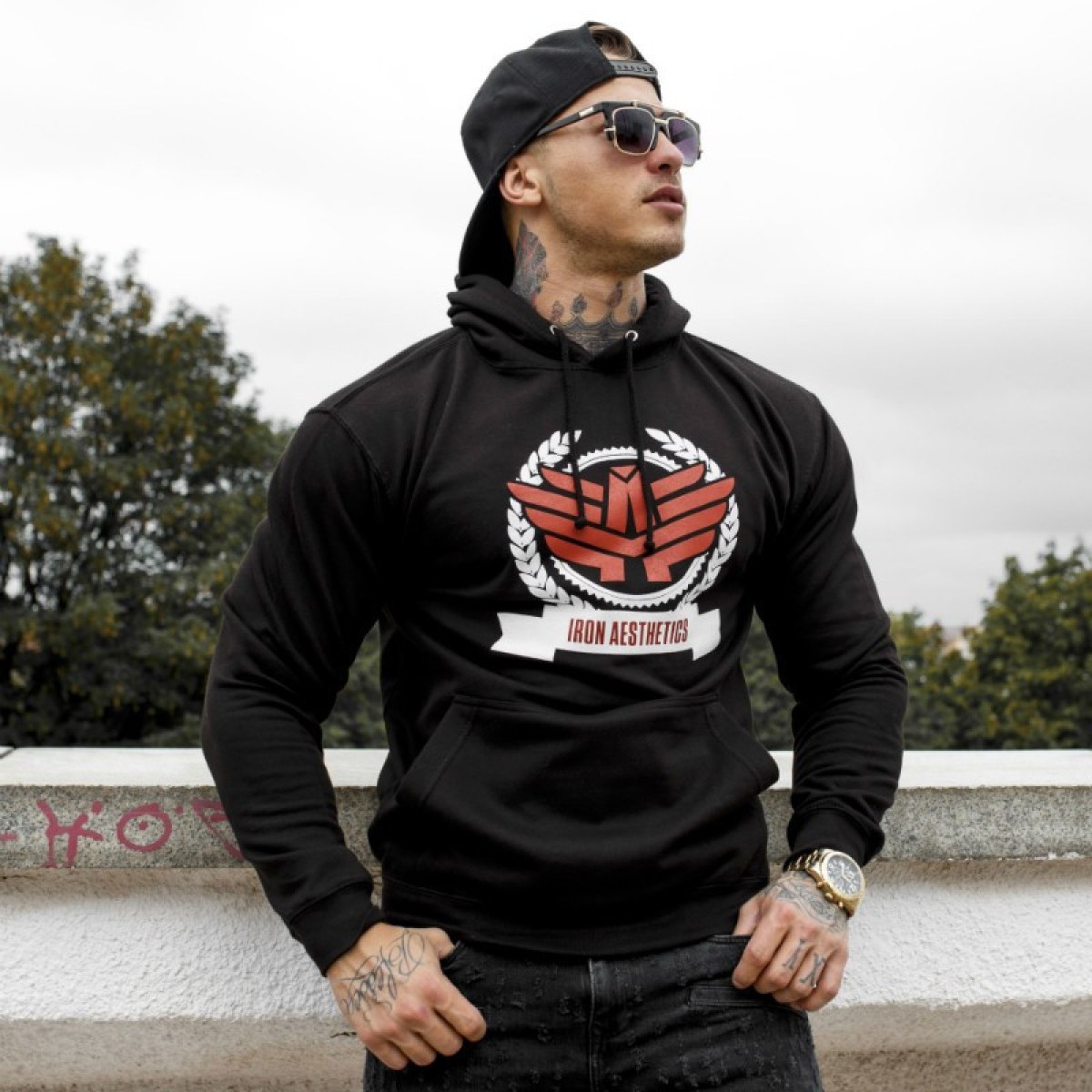 Fitness mikina bez zipsu Iron Aesthetics Triumph, čierna · záber 2
