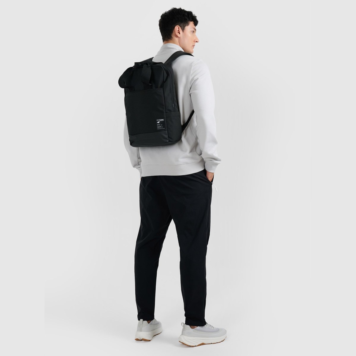 Mestský batoh (15 L) s priehradkou na notebook - čierny · záber 1