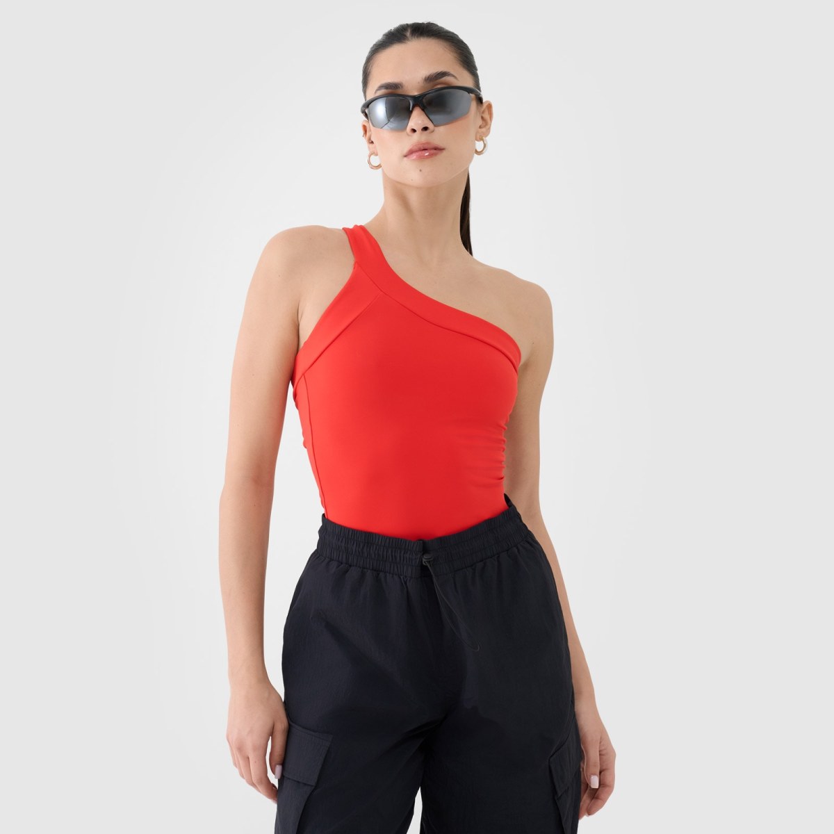 Dámske crop top tielko s asymetrickým ramienkom - červené · záber 1