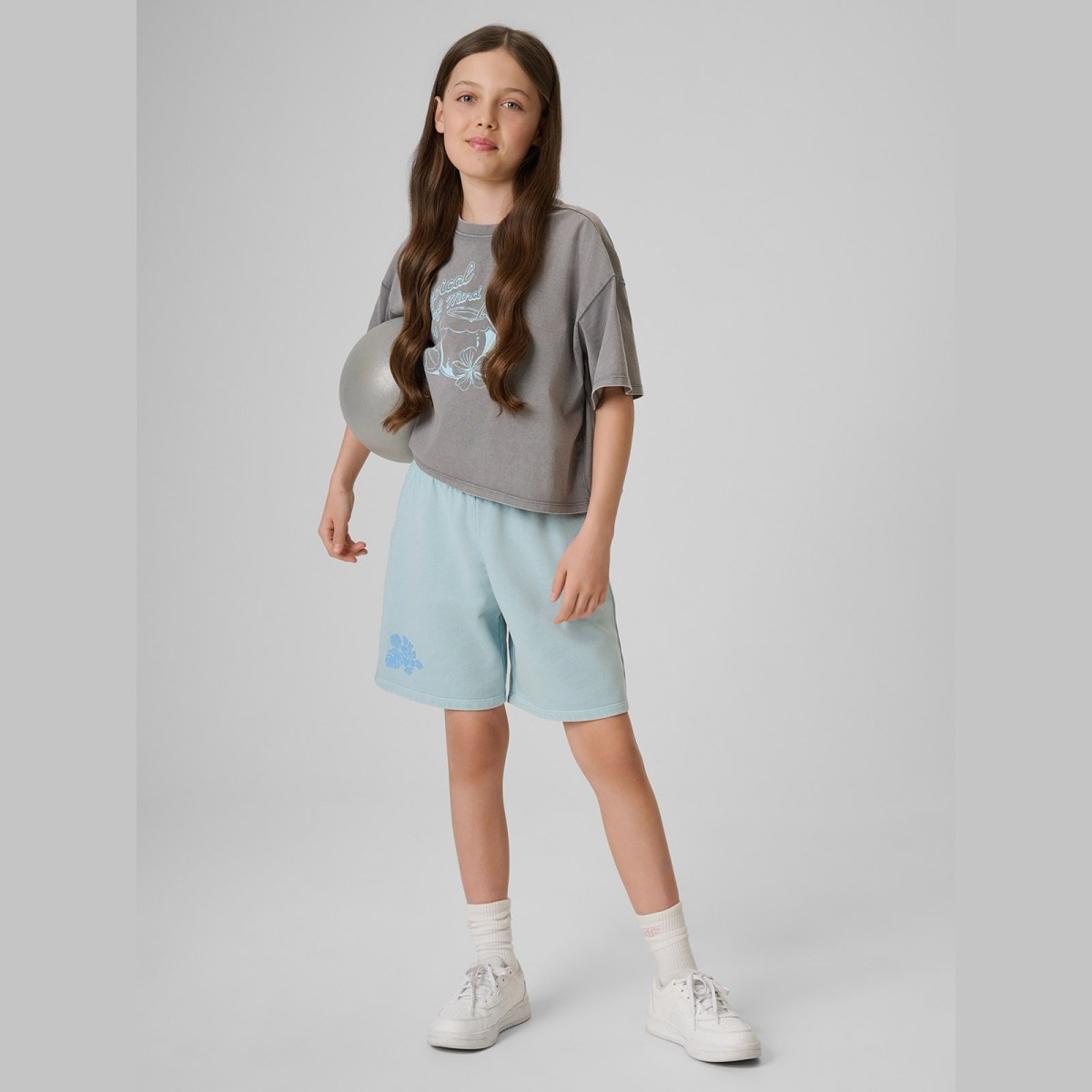 Dievčenský loose crop top s potlačou - sivý · záber 2