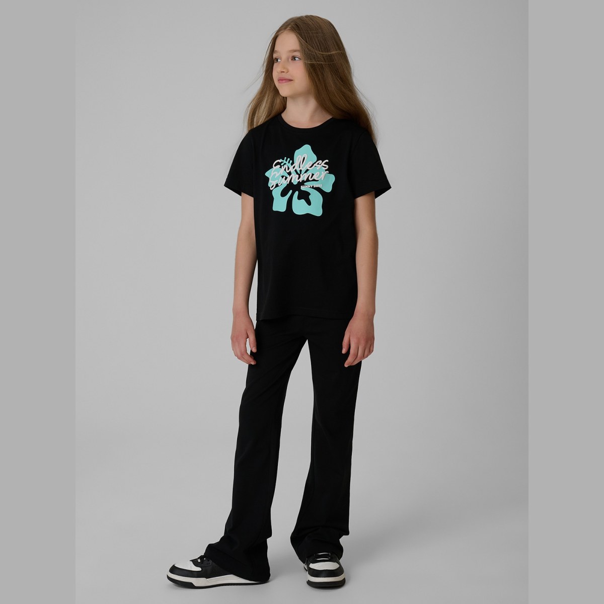 T-shirt regular s potlačou dievčenský - čierny · záber 4
