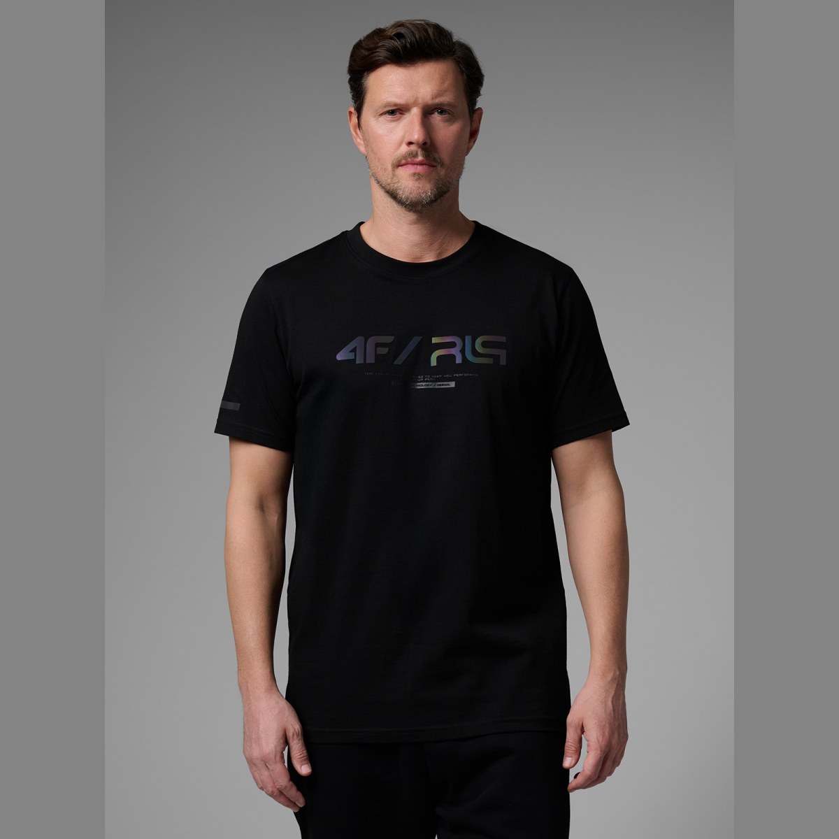 T-shirt regular s potlačou pánsky 4F x Robert Lewandowski - čierny · záber 5