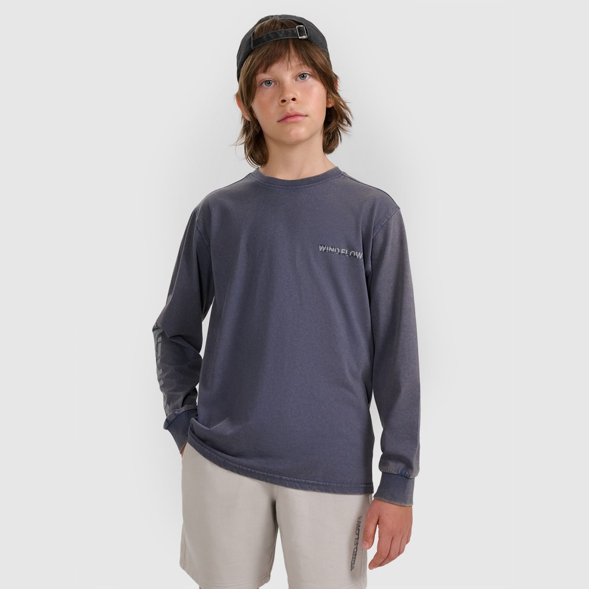 Chlapčenský oversize longsleeve s potlačou - sivý · záber 1