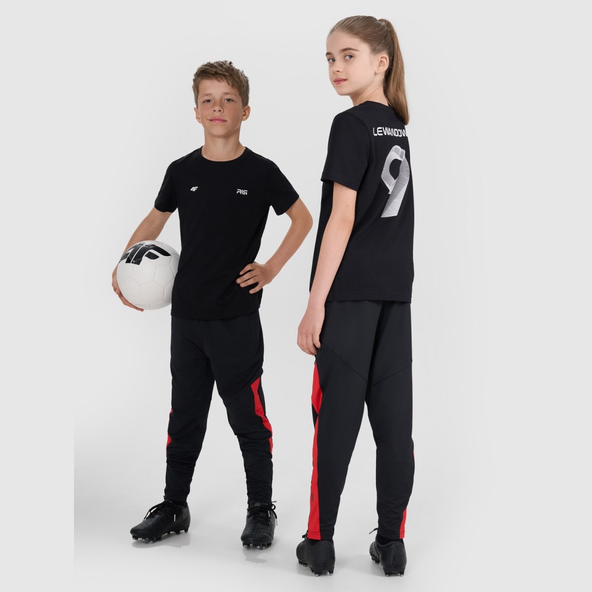 T-shirt regular s potlačou detský 4F JUNIOR x Robert Lewandowski - čierny · záber 1