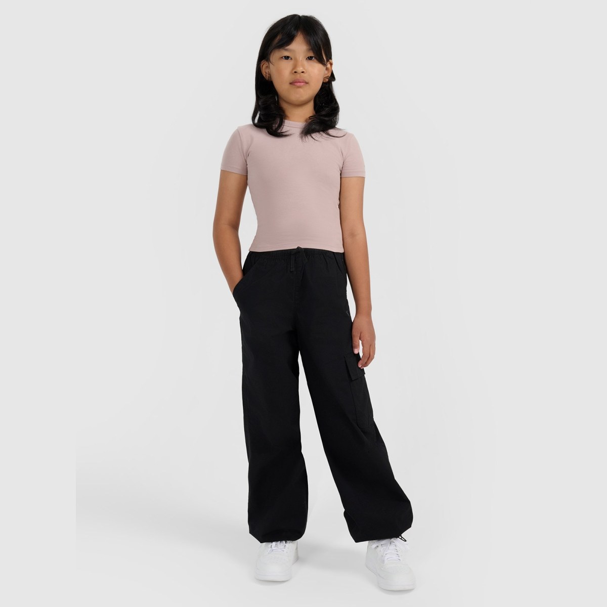 Dievčenský slim crop top hladký - hnedý · záber 2