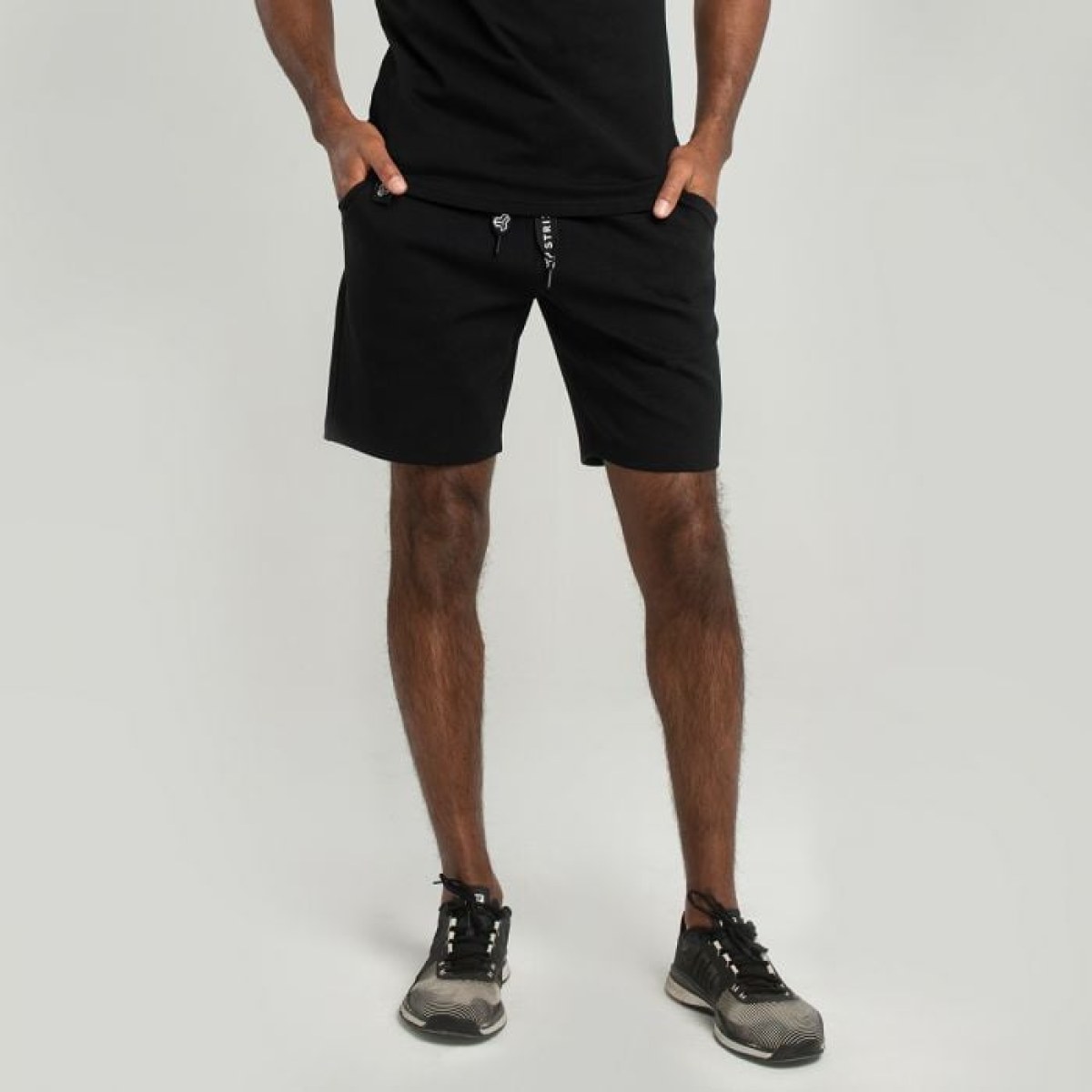 STRIX Šortky Essential Black M · záber 1